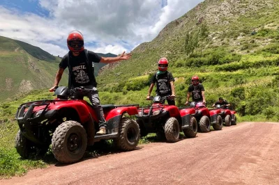Esplora il valle sacro in atv da cusco o urubamba fino alla cascata di perolniyoc. include pick-up in hotel, guida locale e sosta facoltativa per birra artigianale.