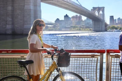 Pedala tra i quartieri di manhattan, attraversa il brooklyn bridge e scopri new york al tuo ritmo. include bici, mappa, casco e lucchetto. prenota subito.