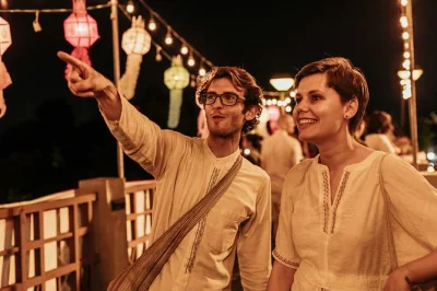 Chiang mai bei nacht erleben: private tour mit lokalem guide, streetfood-dinner und bar am flussufer. inkl. treffpunkt und mahlzeit.