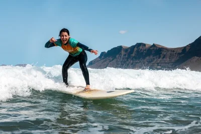 Surfen lernen in famara mit lokalem lehrer. neoprenanzug, surfboard und transfer zum strand inklusive. jetzt anfänger-surfkurs buchen – keine vorkenntnisse nötig.