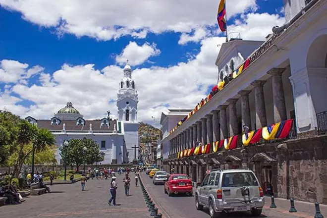 Quito centro histórico: Paseo en góndola y visita al ecuador