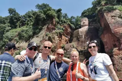 Chengdu privado: Base de pandas y Gran Buda de Leshan en un día