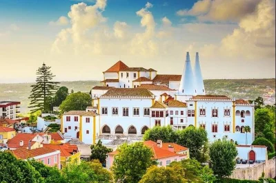 Scopri le vie di sintra, visita il palazzo pena e respira l’aria dell’atlantico a cascais. pick-up in hotel e guida locale inclusi. prenota ora.