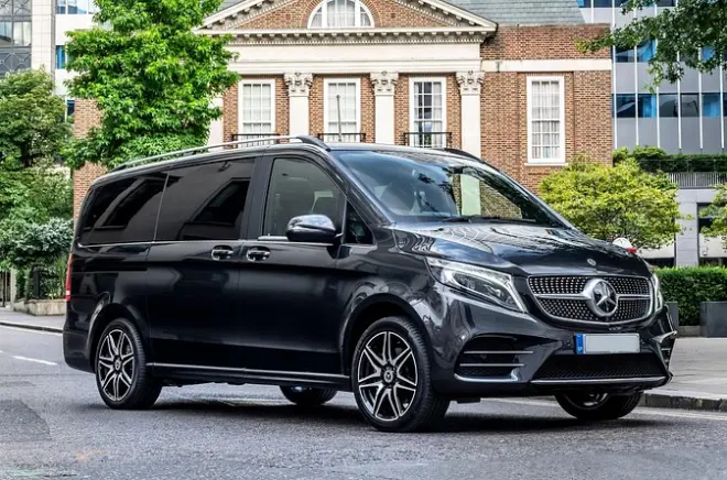 Transfert privé Mercedes depuis l’aéroport de Hong Kong : Berline ou minivan