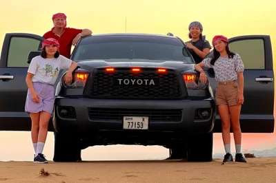 Découvrez un safari privé en 4x4 land cruiser dans le désert de dubaï avec observation de chameaux, sandboard, spectacles vivants et dîner bbq buffet. idéal en famille.