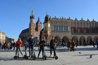 Recorre el casco antiguo, el barrio judío y la ribera de kraków en scooter eléctrico con un guía local. casco, guantes y snack típico incluidos.