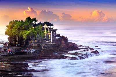 Explore os templos à beira do lago em bali, as famosas plantações de arroz da unesco e o pôr do sol em tanah lot. guia particular, traslado e entradas inclusos. reserve já.