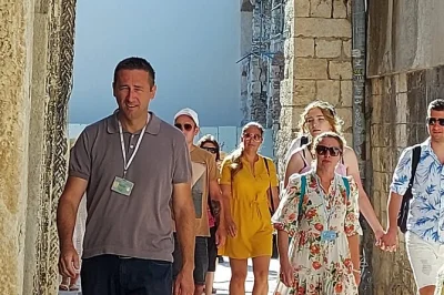 Parcourez les ruelles anciennes de split, découvrez le palais de dioclétien et entrez dans la cathédrale avec un guide local. adapté aux familles, toutes les entrées sont incluses.