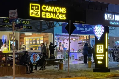 Schwebe bei sonnenaufgang über die canyons von praia grande im heißluftballon mit erfahrenen guides. inklusive abholung, kaffee und prickelndem empfang nach der landung.