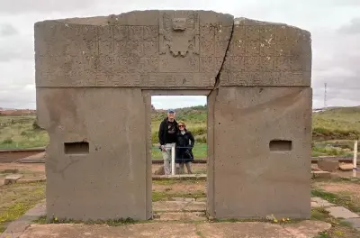 Passeio de um dia a Tiwanaku e lago Titicaca com barco totora