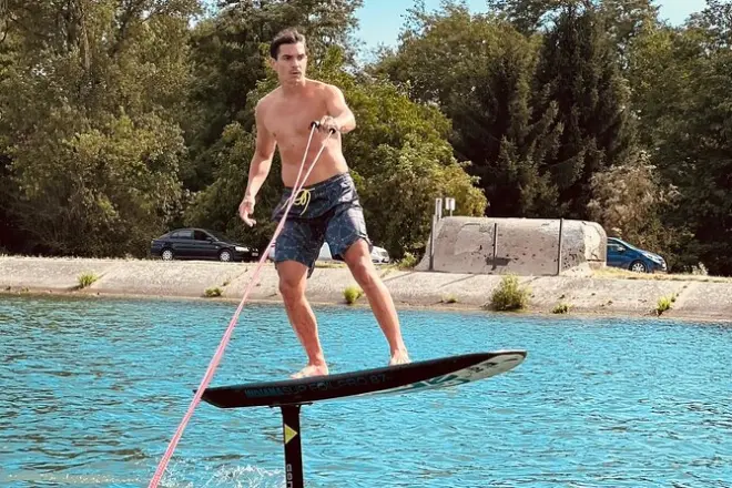 Hydrofoil e wakeboard sul Reno: Vola o cavalca