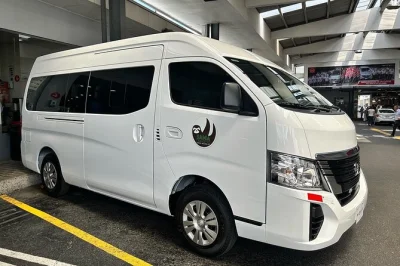 Traslado privado de manuel antonio al aeropuerto de san josé con conductor local, wi-fi gratis y agua incluida. reserva tu viaje cómodo y seguro.