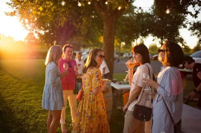 Deguste vinhos de coonawarra na rymill com uma anfitriã local. degustação sentada, tábuas de petiscos à venda e acessibilidade para cadeirantes. reserve já.