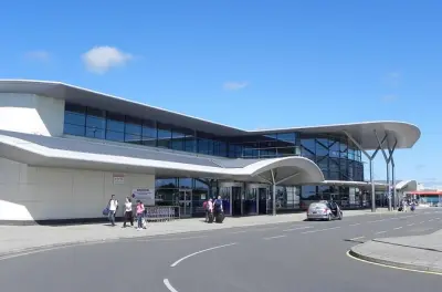 Guernsey Flughafentransfer: Private Abholung im Hotel für 6 Personen