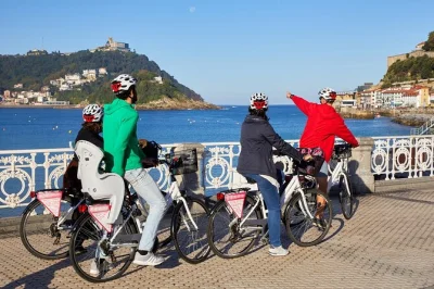 Parcourez san sebastián à vélo avec un guide local : quartiers, plages et sites historiques. vélo, casque et anecdotes inclus. réservez vite.