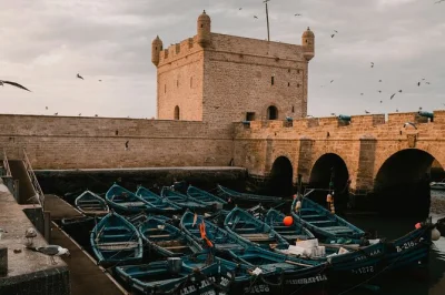 Découvrez le désert d’agafay près de marrakech à dos de chameau, admirez le coucher de soleil et savourez un dîner marocain traditionnel avec musique. transfert hôtel et guide local inclus.