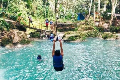 Jamaika blue hole, secret falls entdecken und white river tubing erleben. private tour mit guide, transport und eintritt inklusive.