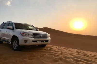 Réservez un safari dans le désert de dubai avec dune bashing au coucher du soleil, balade à dos de chameau, dîner bbq, danse orientale et spectacles live. transfert hôtel et 4x4 inclus. réservez