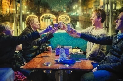 Scopri i canali di amsterdam illuminati dall’arte del festival con una crociera privata. sedili riscaldati, snack, bevande e guida locale inclusi. prenota la tua serata ora.