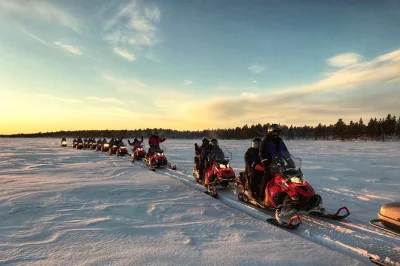 Partez en motoneige à travers les forêts et rivières gelées de laponie depuis rovaniemi. Équipement hiver, guide expert et transferts inclus. réservez votre aventure arctique.