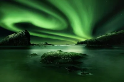 Descubre las auroras boreales desde tromsø en un catamarán cómodo con guía local. cabina cálida, snacks disponibles y garantía aurora. reserva ya.