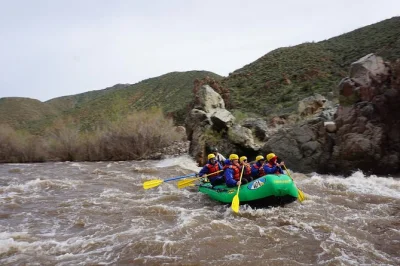 Scopri un’intera giornata di rafting sul salt river in arizona con guida locale. equipaggiamento completo, pranzo con fajitas calde e trasporto di ritorno inclusi. prenota ora.