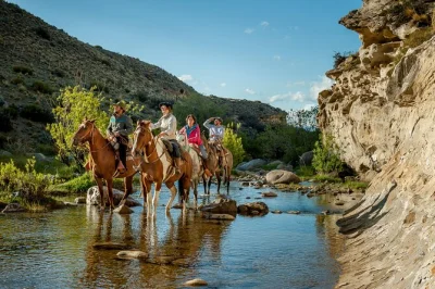Parcourez à cheval les canyons et ruisseaux de la patagonie avec un guide local. déjeuner campagnard dans une grotte, vin inclus, tout l’équipement fourni. réservez vite.