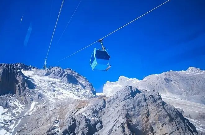 Jade-Drachen-Schneeberg: Seilbahn & Blue Moon Valley