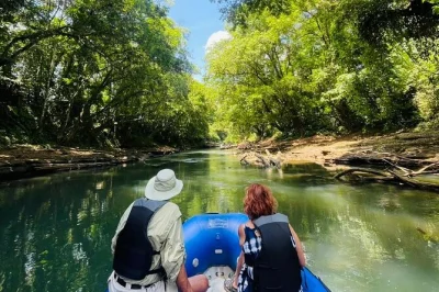 Vivez une descente paisible sur la rivière peñas blancas, nagez sous la cascade de la fortuna, accompagné d’un guide local et d’un déjeuner traditionnel. prise en charge à l’hôtel incluse.