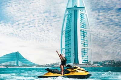 Partez en jet ski doré le long de la côte de dubai, admirez burj khalifa, palm jumeirah et faites une pause au burj al arab. guide, briefing sécurité et eau incluse.
