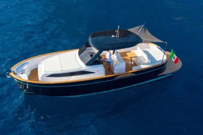Private Bootstour nach Capri: Blaue Grotte & Faraglioni
