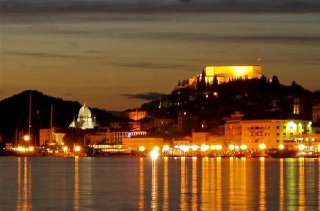 Šibenik passeio a pé noturno: Ruas gótico-renascentistas à noite