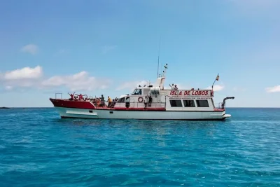 Da corralejo a isla de lobos in traghetto, scopri spiagge selvagge, sentieri tranquilli e osserva gli uccelli. biglietto andata e ritorno incluso. prenota ora la tua fuga sull'isola.