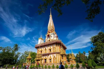 Entdecken sie die highlights von phuket – wat chalong, honigfarm, perlen- und cashewfabriken – plus shoppingstopps. kleine gruppe, hotelabholung, englischsprachiger guide.