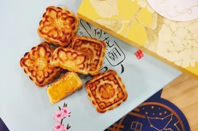 Make custard mooncakes in Hong Kong: Self-service baking class