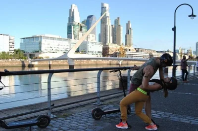 Erkunde buenos aires mit dem e-scooter, trinke mate wie die einheimischen und genieße einen klassischen alfajor. inkl. guide, ausrüstung und snacks.