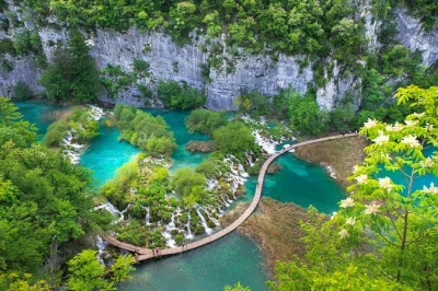 Transfert privé de split à zagreb avec visite guidée des lacs de plitvice. porte-à-porte, chauffeur-guide local, et la plus célèbre cascade de croatie en une seule excursion.