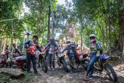Da siem reap a phnom kulen in dirt bike con guida locale, tra rovine antiche, cascate dove fare il bagno e pranzo incluso. ritiro in hotel garantito.