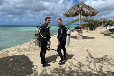 Immersione da riva ad aruba sul reef di mangel halto con bombole, pesi e guida locale. gruppi piccoli, orari flessibili e pickup gratuito. prenota ora il tuo posto.
