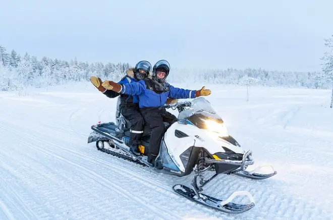 Schneemobilfahren in Rovaniemi: Allein oder zu zweit