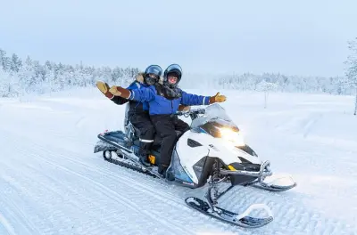 Esperienza di guida con motoslitta a Rovaniemi: Singola o doppia