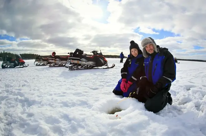 Ganztägige Schneemobil- und Eisfischertour in Rovaniemi