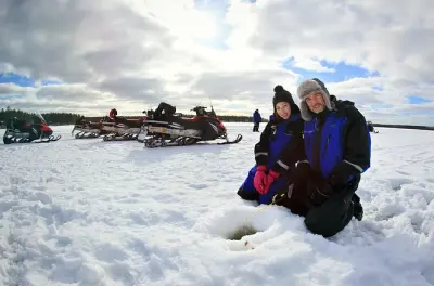 Ganztägige Schneemobil- und Eisfischertour in Rovaniemi