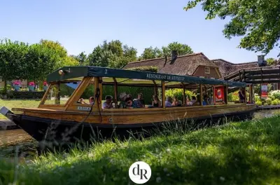 Balade en bateau à Giethoorn : Café, stroopwafel et 170 ponts