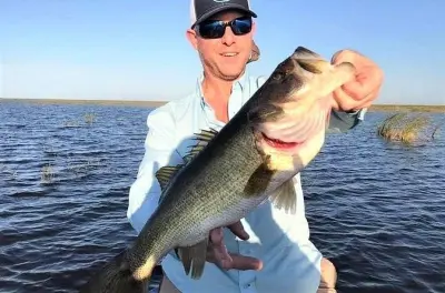 Pesca privada de lobina trofeo en el lago Istokpoga, Sebring