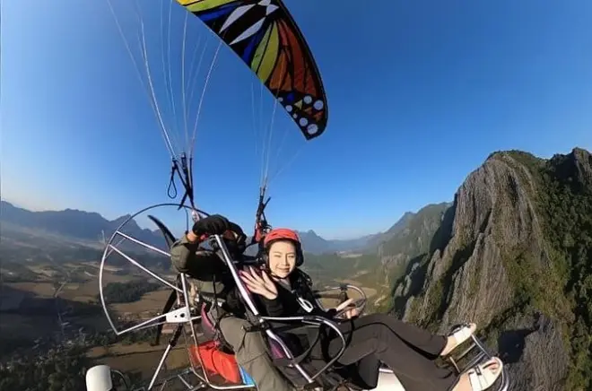 Voo de parapente em Vang Vieng sobre penhascos de calcário