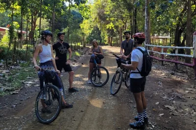 Recorre en bici de bambú los senderos, playas y pueblos de nosara con un guía local. incluye casco, fruta y agua de coco al final. reserva ya.