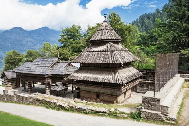 2-Hour Spiritual Walking Tour Manali: Temples & Mountain Views