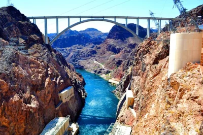 Hoover dam hautnah erleben, über die pat tillman bridge spazieren und mit etwas glück dickhornschafe sehen – inklusive hoteltransfer, snacks und wasser.