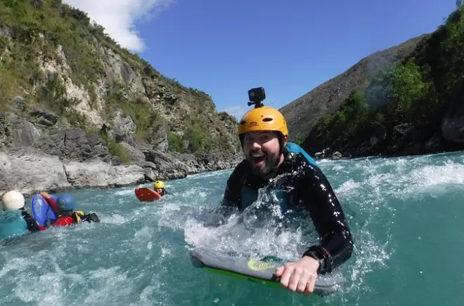 Riversurfing en Queenstown: Rápidos grado 3 en bodyboard